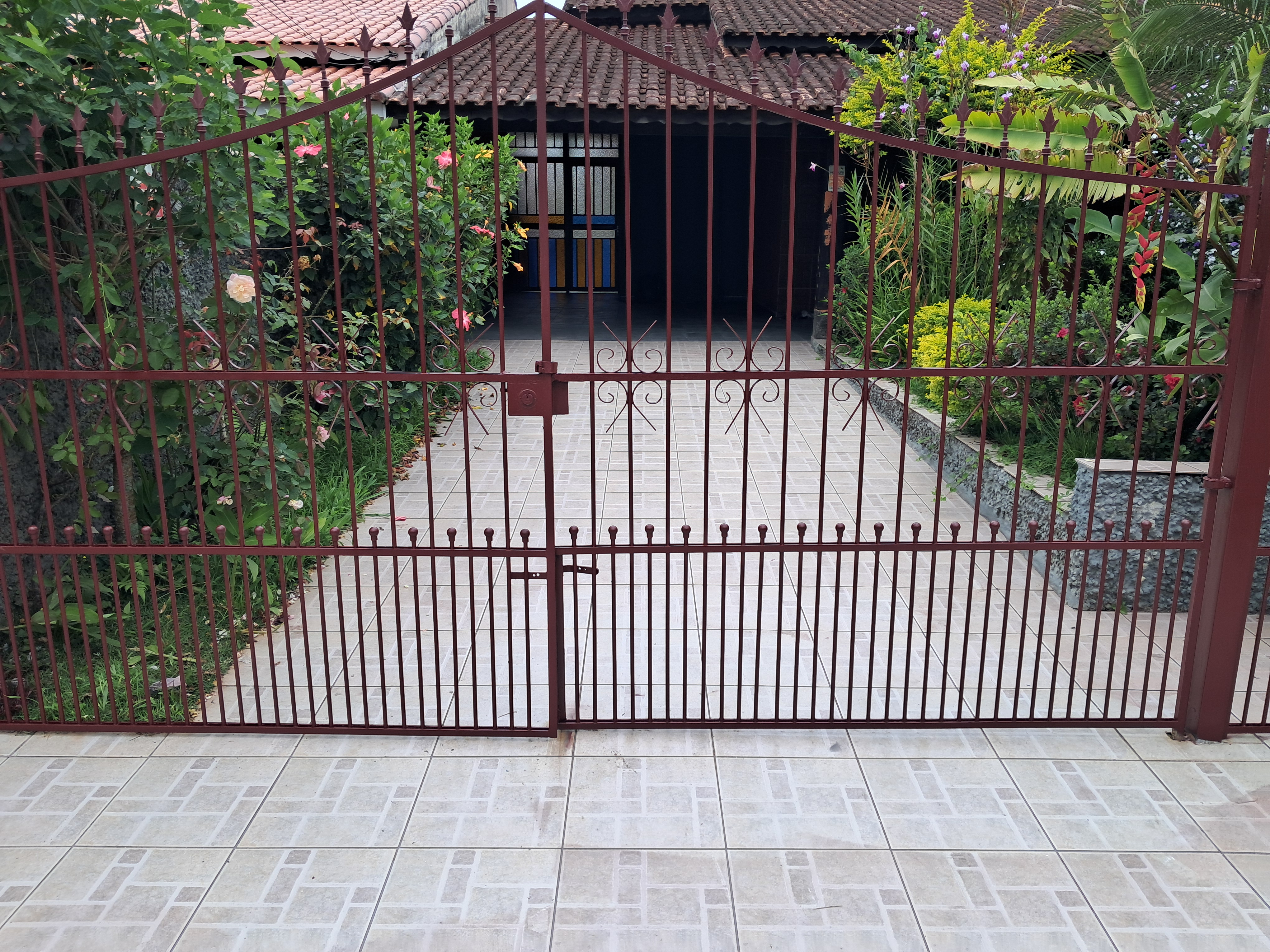 Pintura de portão residencial em Peruíbe - Iego Pintor